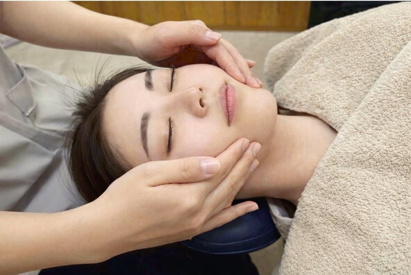 デンタルエステの流れ:フェイシャルマッサージ